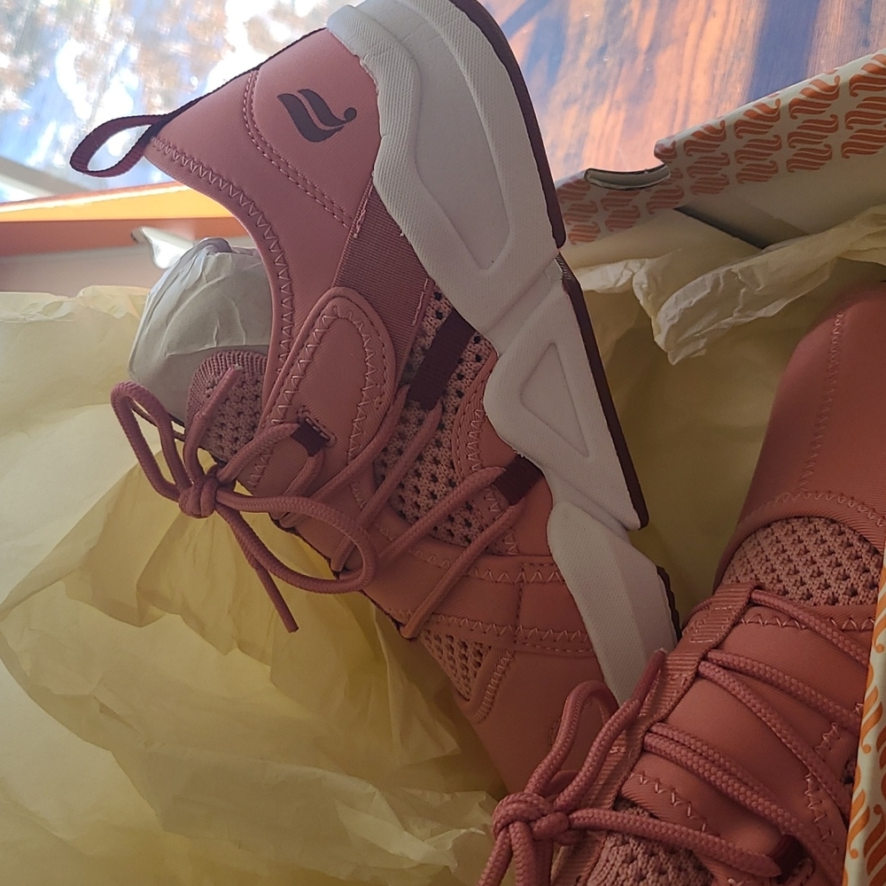 Fabletics Sneakers - Picture 2 of 3